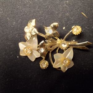 Elegant Floral Brooch in Gold and Pearl